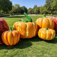 Aangepaste moderne buiten decoratie voor fruittuinen: levensgrote aardbeienstandbeelden, groentesculpturen, handgeschilderd model van hars.