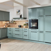 Unité de cuisine modulaire avec porte shaker blanche, panneau mélaminé, évier, îlot de cuisine en bois massif sur mesure avec plan de travail en marbre