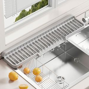 Protection anti-éclaboussures en silicone auto-drainante pour évier / Tapis anti-gouttes pour robinet, conception améliorée avec porte-savon - Product Image 1