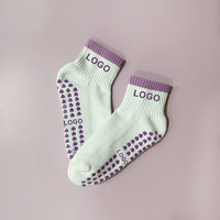 Chaussettes de yoga et de Pilates antidérapantes avec logo personnalisé, motif tie-dye, cœur violet, grip en silicone, chaussettes de cheville pour femmes, barre, entraînement en intérieur, maison