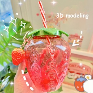 Botellas de plastique 500ml fraise paille bouteille d'eau mignon été Portable en plastique dessin animé fille enfants boire bouteille de jus - Product Image 1