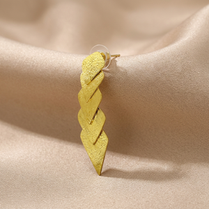 Boucles d'oreilles clous triangulaires texturées en laiton doré Soumya Creations, bijoux géométriques pour femmes, pour fêtes et occasions spéciales - Product Image 4