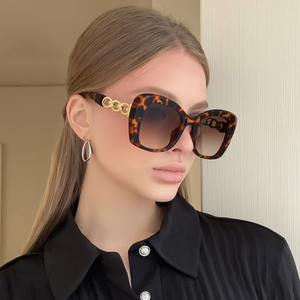 <span class=keywords><strong>Gafas</strong></span> de Sol Cuadradas de Lujo con Degradado de Leopardo para Mujer, Estilo Y2K, Marca 2025, <span class=keywords><strong>Cadena</strong></span> <span class=keywords><strong>Dorada</strong></span>, Decoración de Patillas Huecas, <span class=keywords><strong>Gafas</strong></span> de Sol Modernas para Hombre - Product Image 1