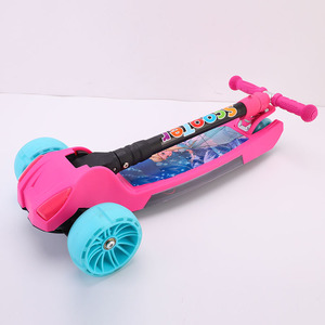 สกู๊ตเตอร์พับได้สำหรับเด็ก สีชมพู ล้อสีฟ้า สำหรับเด็กอายุ 2-4 ปี สกู๊ตเตอร์แบบผลักพร้อมดีไซน์พับได้ - Product Image 1