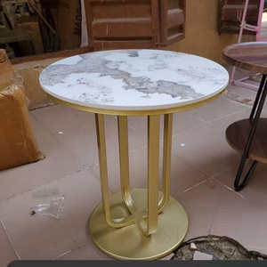 <span class=keywords><strong>Table</strong></span> de <span class=keywords><strong>bistrot</strong></span> classique de style français avec plateau rond en <span class=keywords><strong>marbre</strong></span> et base en <span class=keywords><strong>fonte</strong></span> à quatre pieds pour café et restaurant - Product Image 4