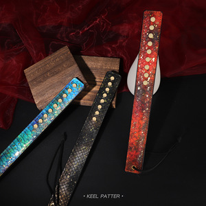 Crosse de fustigateur en cuir effet écaille de dragon, couleurs dégradées, avec clous, outil d'entraînement SM pour la discipline et les punitions des couples - Product Image 3