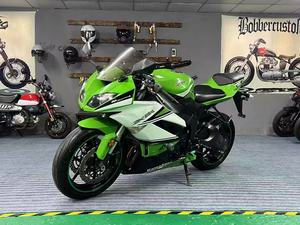 Kawasaki ZX-6R Supersport de catégorie moyenne, moteur 636cc, suspension sport, contrôle de précision, motos à essence - Product Image 4
