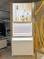 Présentoir cosmétique blanc à poteaux latéraux couleur or champagne, étagère à 3 niveaux, présentoir à maquillage avec boîte lumineuse supérieure