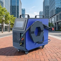 Machine de nettoyage laser pulsé portable refroidie par air 200W 300W pour l'élimination sur site de la rouille et de la peinture sur grandes surfaces métalliques et structurelles en bois