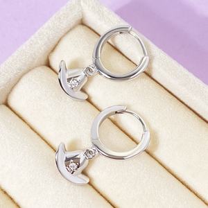 Boucles d'oreilles tendance en gros pour femmes, plaquées or 18 carats, bijoux style chapeau de cowboy, boucles d'oreilles Huggies - Product Image 4