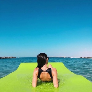Colchoneta Flotante Rectangular Xpe de 33 mm de Grosor, Colchón de Agua Portátil para Jugar al Aire Libre y Bucear - Product Image 2