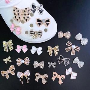 Vente de gros Designer de chaussures de marque en métal avec strass en métal de luxe en bling personnalisé pour décoration de chaussures sabots