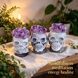 Venta al por mayor de calaveras de cristal de resina con tres amasoles de amatista para meditación mindfulness, decoración de Halloween - Product Image 1