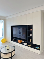 Mueble de TV Moderno Integrado con Estantes Abiertos y Cajones con Iluminación LED en Acabado Crema para Sala de Estar, Personalizable