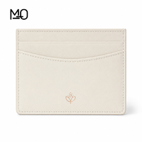 Porte-cartes en cuir minimaliste blanc ivoire avec aspect cuir lisse, poche avant incurvée et fentes horizontales pour cartes OEM