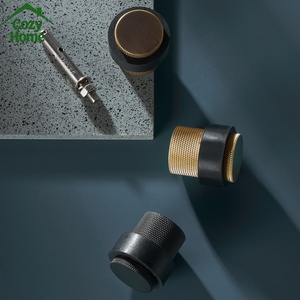 Fermaporta Rotondo in Ottone Massiccio Anticato, Protezione Murale Antiscivolo con Paracolpi in Gomma - Product Image 6
