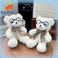 Boneka Beruang Teddy Putih 8 Inch dengan Kacamata dan Dasi Kupu-kupu Bermotif Kotak-kotak, Boneka Hewan Isi Dakron Bersertifikat CE CPC, Mainan Grosir untuk Mesin Cakar