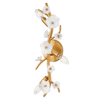 Lustre en verre floral blanc de Murano fait à la main pour décoration de mariage élégante