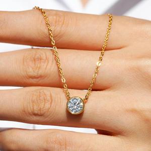 Trendy Flying Saucer Design Moissanite Diamante Mulheres Pingente Colar D Cor 0.5 1 quilate 925 Prata Banhado A Ouro Cadeia com Gra - Product Image 3