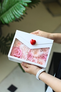 La Scatola a Forma di Busta Contiene un Nuovo e Affascinante Set Regalo a Tema San Valentino Pieno di Dolci Parole e Rose. - Product Image 6