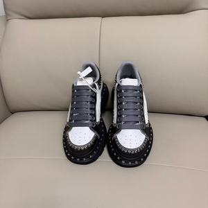 Chaussures de marche luxueuses de haute qualité avec clous noirs et blancs, imperméables et antidérapantes, adaptées à toutes les saisons. - Product Image 2