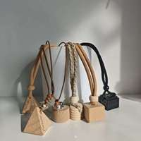 Vente flash Nouveauté 8ml Flacon de parfum vide pour voiture Pendentif Diffuseur en verre avec bouchon en bois