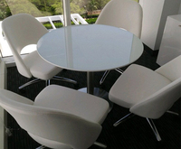 Table et chaises de salle à manger de restaurant en surface solide au design moderne haut de gamme avec garantie de 10 ans, utilisation hôtelière renouvelable