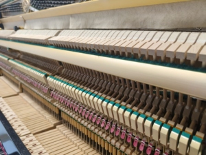 Piano acoustique droit d'occasion KU1B noir de qualité professionnelle japonaise avec mécanisme de style mécanique pour l'exportation en gros - Product Image 5