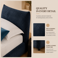 Lit plateforme moderne écologique en tissu bleu avec cadre en bois, tête de lit moelleuse et table de chevet