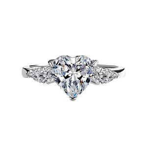 Bague de fiançailles pour femme SHOREA en argent sterling 925 plaqué platine ; En stock ; Style cathédrale, trois pierres, cœur unique en moissanite - Product Image 1