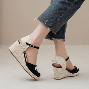 <span class=keywords><strong>Sandales</strong></span> espadrilles compensées <span class=keywords><strong>noires</strong></span> en toile pour femme avec détail pétale blanc, bride de cheville réglable et semelle compensée en jute tressée pour un confort estival - Product Image 3
