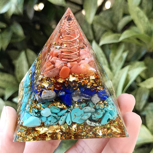 Pyramide en résine époxy avec galets de cristal, 6 cm, ornement de bureau, aménagement de l'aquarium, cadeau - Product Image 2
