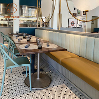 Ensemble de meubles de restaurant, café et bar moderne, tables à manger en bois avec chaises en bois et banquette en cuir brun