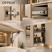 Îlot de cuisine moderne et luxueux sur mesure OPPEIN, armoire à panneaux cannelés beige avec éclairage LED pour projet de villa