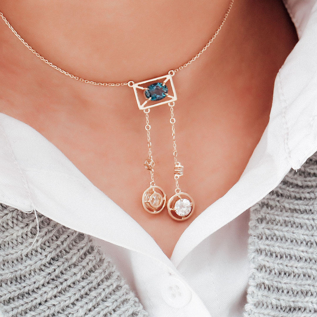 Collar de oro de 10 quilates con alejandrita de laboratorio.