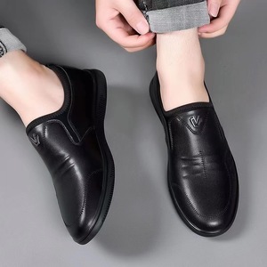 Zapatos sin cordones de cuero para hombre, mocasines informales cómodos con forro polar negro para invierno, zapatos cálidos para conducir - Product Image 2