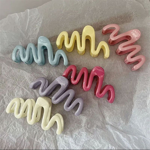 Vente en gros Nouvelle mode Grandes pinces à cheveux en plastique de 10,5 cm, couleur crème gelée ondulée, accessoires capillaires simples pour femmes - Product Image 1