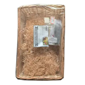 Cestino regalo in trucioli di legno intrecciato con sacchetto di plastica termoretraibile in paglia per le vacanze di natale