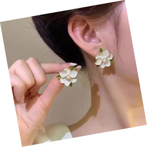 Boucles d'oreilles créatives vintage en forme de fleur blanche avec perles, plaquées or, pour femmes - Product Image 4
