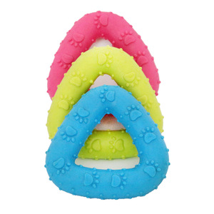Jouet à mâcher pour chiens en TPR en forme d'empreintes de pattes, anneau triangulaire, en caoutchouc durable, résistant aux morsures, pour la dentition et l'entraînement - Product Image 1