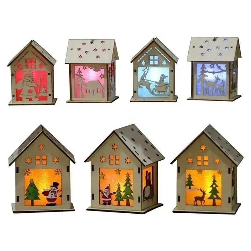 Weihnachten führte Licht Holzhaus niedlichen Weihnachts baum hängenden Ornamente Feiertags dekoration Feiertags figuren Frohe Weihnachten