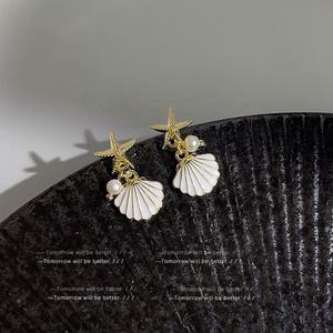 Boucles d'oreilles tendance en acier inoxydable plaqué or 14 carats de haute qualité pour amoureux et amis, motif étoile de mer, coquillage et perle d'imitation, collection Sophie - Product Image 3