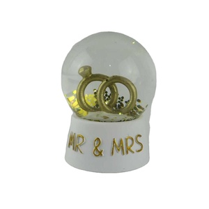 Boule à <span class=keywords><strong>neige</strong></span> en polyrésine pour alliance, Mr & Mrs. Boules à eau en résine, peinture à la main personnalisée - Product Image 1