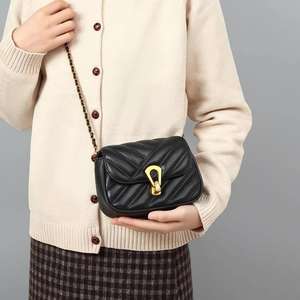 Bolso de hombro de cuero vacuno acolchado a la moda con cadena y cierre de bloqueo para mujer, uso diario, 18x12x6cm - Product Image 6