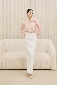 Blusa Elegante y Femenina de Organza y Mezcla de Seda con Cuello Camisero Tradicional Vietnamita, Modelo PEONIA, con Mangas de Chifón Floral, KA70 - Product Image 5