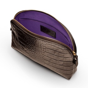 Sac cosmétique en cuir de crocodile personnalisé, forme demi-lune tendance 2026, fermeture éclair, marron, imperméable, doublure contrastante, certifié BSCI - Product Image 2