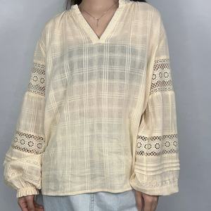 Blusa Casual de Algodón para Mujer OEM con Mangas Largas, Cuello en V, Bordado Personalizado y Encaje - Product Image 1