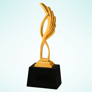 Trophée plaqué or avec design torsadé sur base noire, logo gravé, trophée en métal haut de gamme avec base en bois noir - Product Image 1