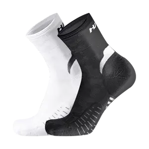 Vente en gros de chaussettes de performance avec logo personnalisé pour femmes chaussettes de compression pour la course à pied en polyester sans couture pour hommes