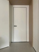 Porte intérieure moderne à finition soignée, sans cadre, porte secrète dissimulée, système de porte invisible à montage plat encastré, porte invisible à ligne zéro